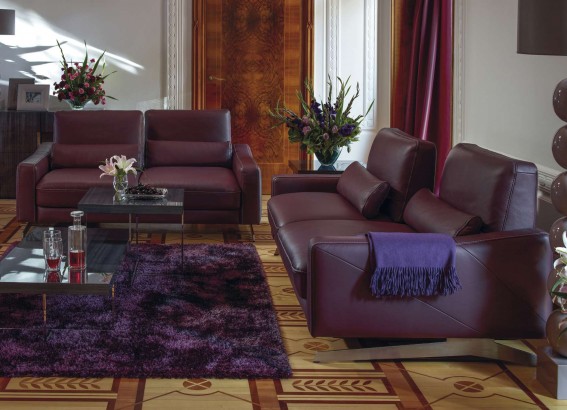 Luxusní sedací souprava ve vínovém provedení